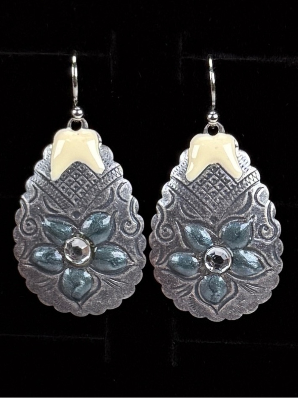 Gorgeous vintage Silvertone Bluey cream enamel costume pierced earrings